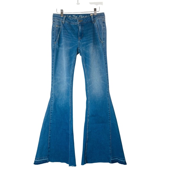 FREE PEOPLE We the Free Low Rise Flare Jean in Medium Wash Size 27 - Picture 1 of 5